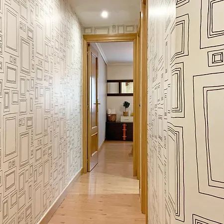 Erase Vez Turistico Junto A La Catedral De